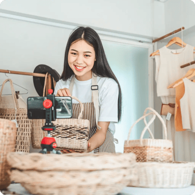 influencer_live_selling_handbag